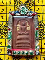 Belle amulette du Bouddha Phra Somdej Gao Charn consacrée par le Très Vénérable LP Mahasila du Wat Phosi Saab (Karasin).