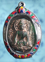 Belle amulette ancienne Népalaise du Bouddha en verre vert. 